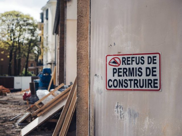 Quels recours face à un refus abusif de permis de construire ?